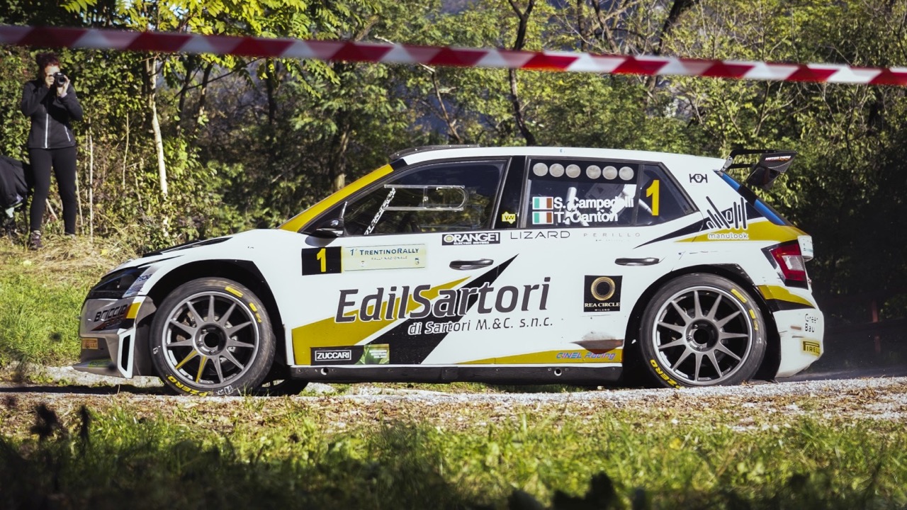 Il driver Simone Campedelli ed il suo co-pilota Tania Canton salgono a  bordo della loro Skoda Fabia Rally 2 Evo, durante la tappa Santopadre -  Fontana Liri Foto stock - Alamy